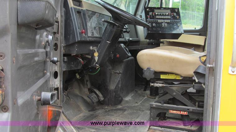 image for item E3969 1995 International 4900 oil distributor truck