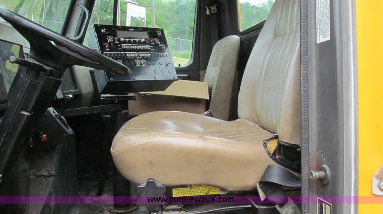 image for item E3969 1995 International 4900 oil distributor truck