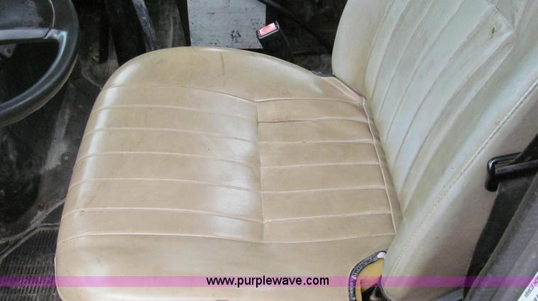 image for item E3969 1995 International 4900 oil distributor truck