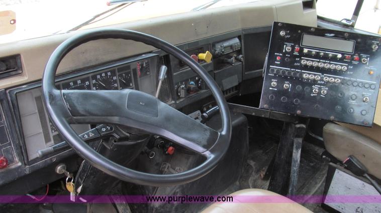 image for item E3969 1995 International 4900 oil distributor truck