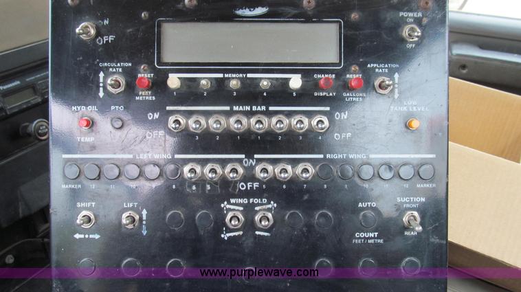 image for item E3969 1995 International 4900 oil distributor truck