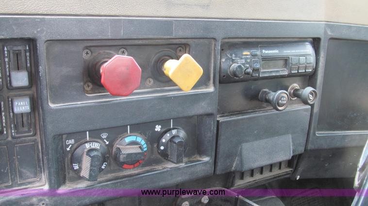 image for item E3969 1995 International 4900 oil distributor truck