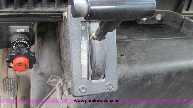 image for item E3969 1995 International 4900 oil distributor truck