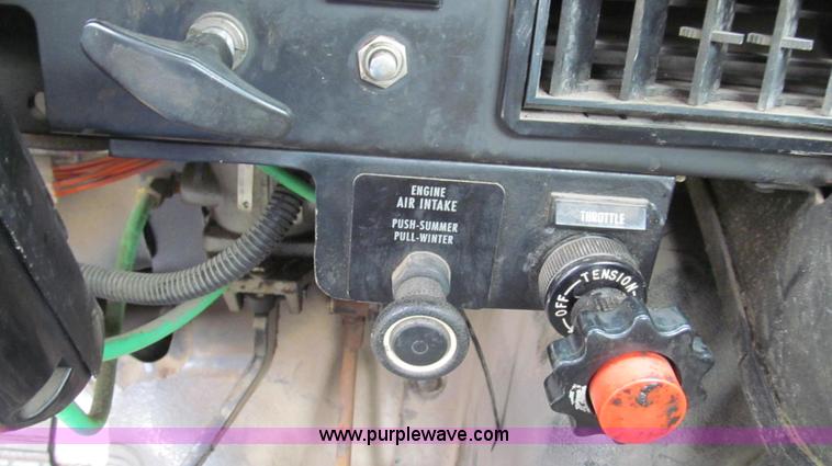 image for item E3969 1995 International 4900 oil distributor truck