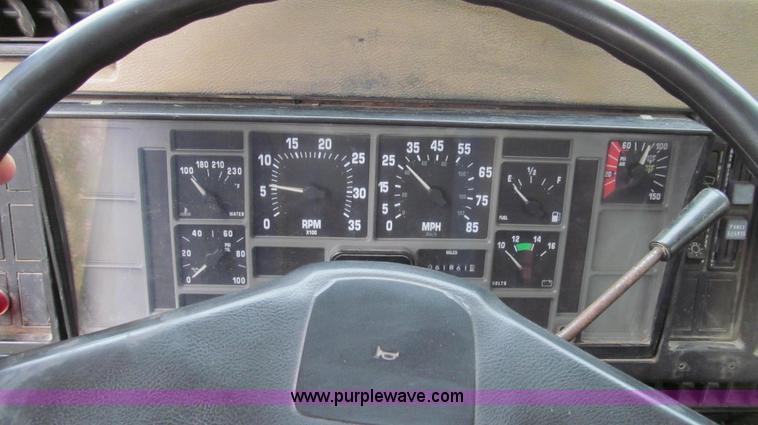 image for item E3969 1995 International 4900 oil distributor truck