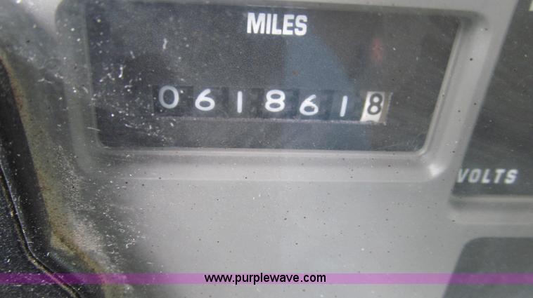 image for item E3969 1995 International 4900 oil distributor truck