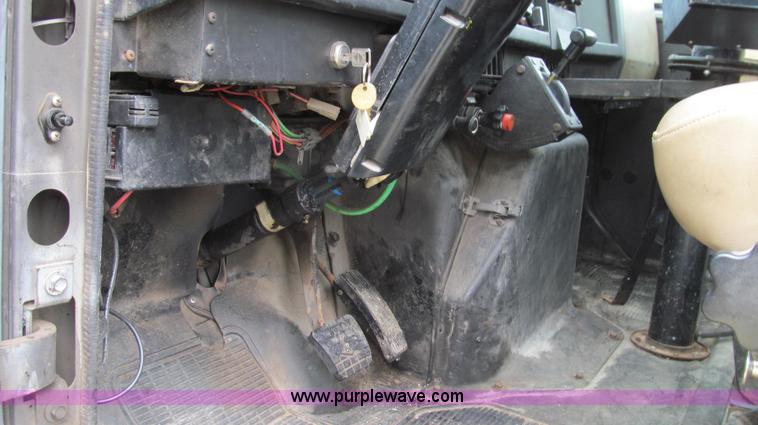 image for item E3969 1995 International 4900 oil distributor truck