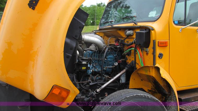 image for item E3969 1995 International 4900 oil distributor truck