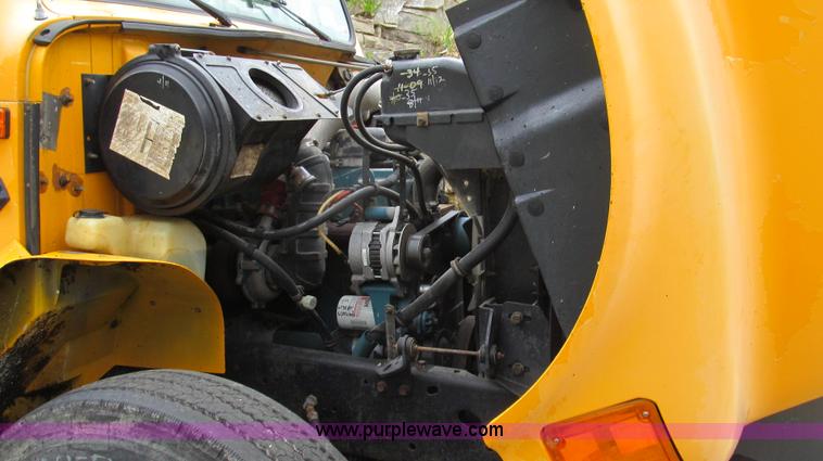 image for item E3969 1995 International 4900 oil distributor truck