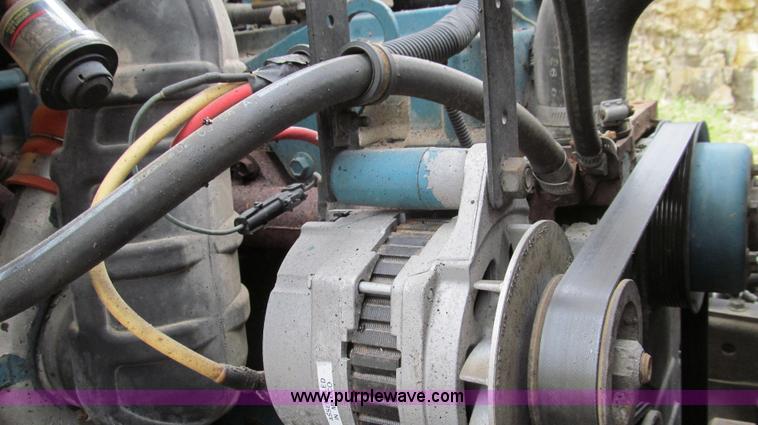 image for item E3969 1995 International 4900 oil distributor truck