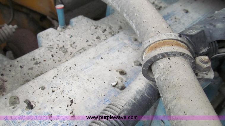 image for item E3969 1995 International 4900 oil distributor truck