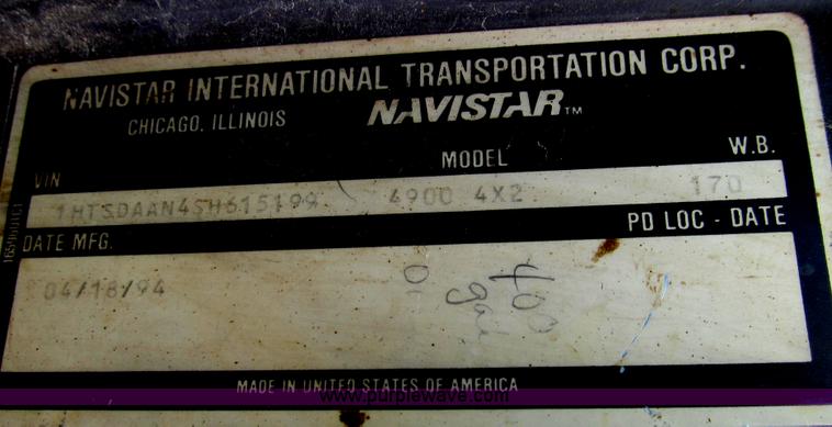 image for item E3969 1995 International 4900 oil distributor truck