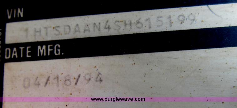 image for item E3969 1995 International 4900 oil distributor truck