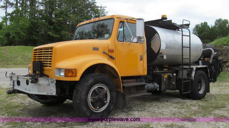 image for item E3970 1996 International 4900 oil distributor truck