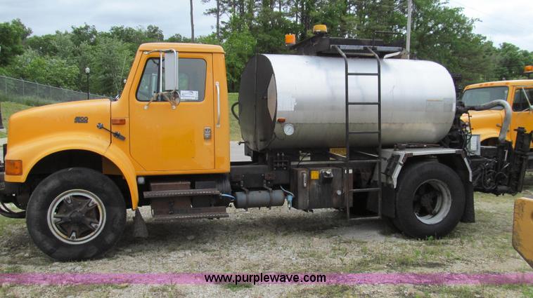 image for item E3970 1996 International 4900 oil distributor truck
