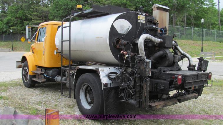 image for item E3970 1996 International 4900 oil distributor truck