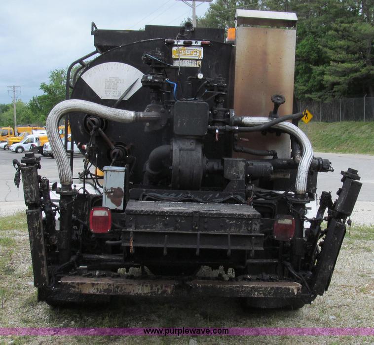 image for item E3970 1996 International 4900 oil distributor truck