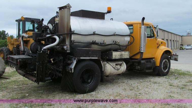 image for item E3970 1996 International 4900 oil distributor truck