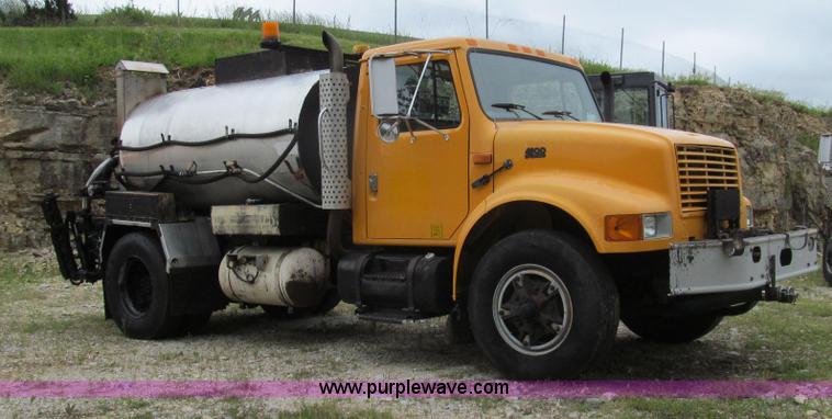 image for item E3970 1996 International 4900 oil distributor truck