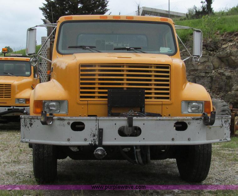 image for item E3970 1996 International 4900 oil distributor truck