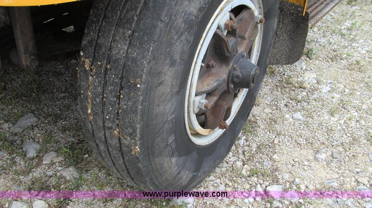 image for item E3970 1996 International 4900 oil distributor truck