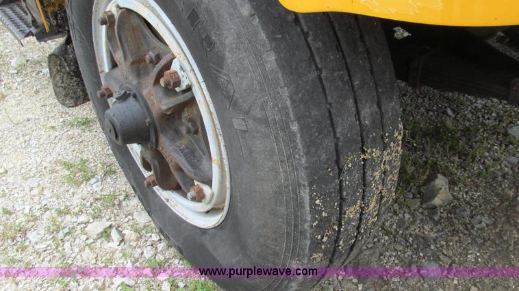 image for item E3970 1996 International 4900 oil distributor truck