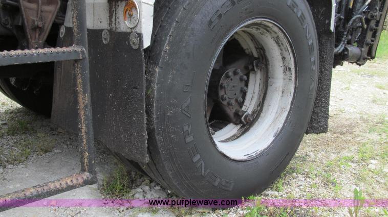 image for item E3970 1996 International 4900 oil distributor truck