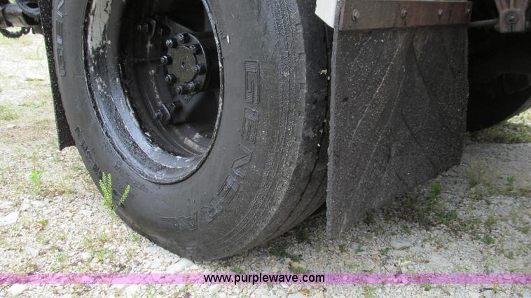 image for item E3970 1996 International 4900 oil distributor truck