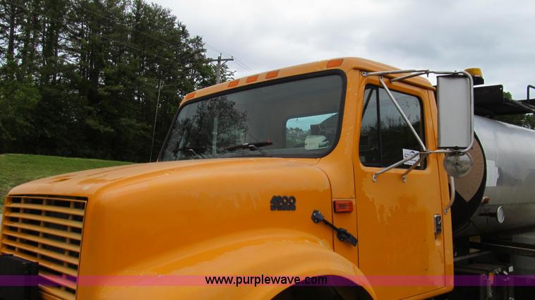 image for item E3970 1996 International 4900 oil distributor truck