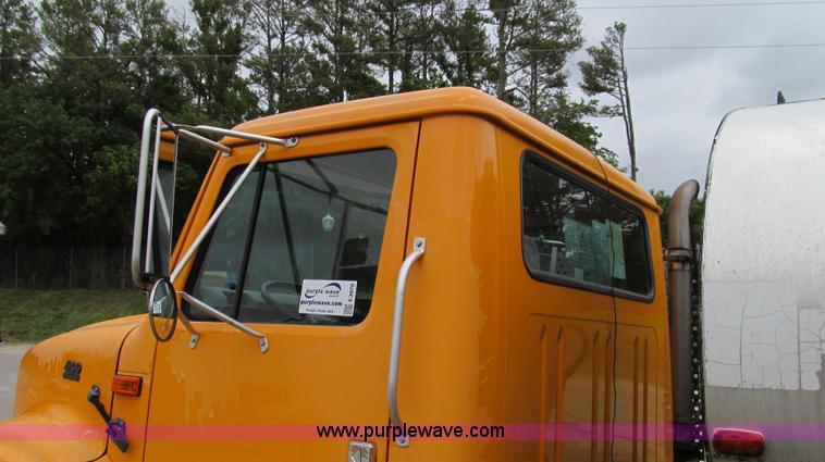 image for item E3970 1996 International 4900 oil distributor truck