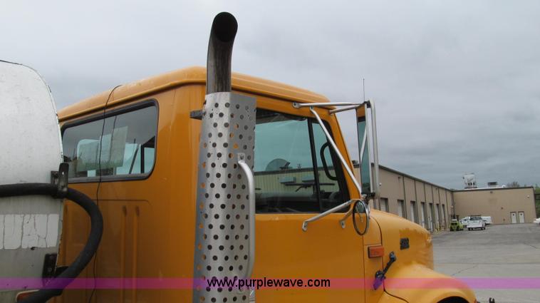 image for item E3970 1996 International 4900 oil distributor truck