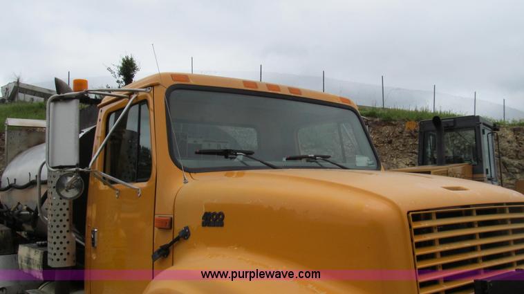 image for item E3970 1996 International 4900 oil distributor truck