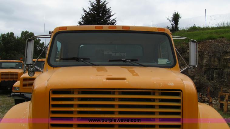 image for item E3970 1996 International 4900 oil distributor truck