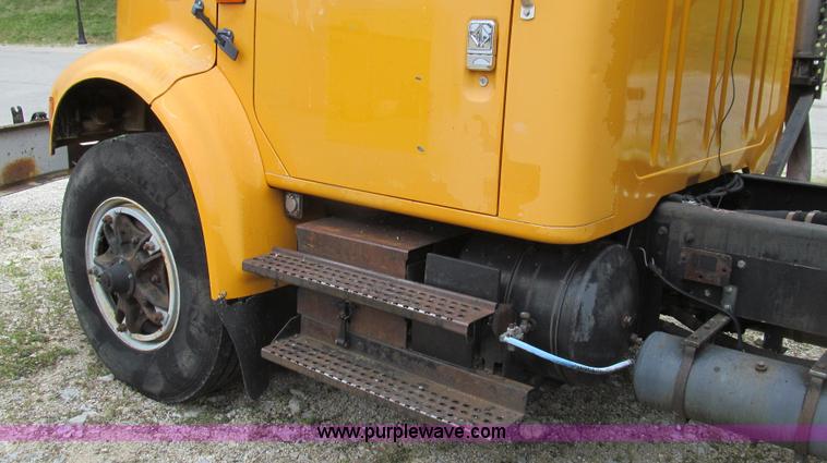 image for item E3970 1996 International 4900 oil distributor truck