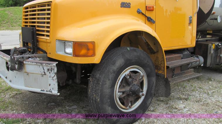 image for item E3970 1996 International 4900 oil distributor truck