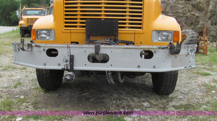 image for item E3970 1996 International 4900 oil distributor truck