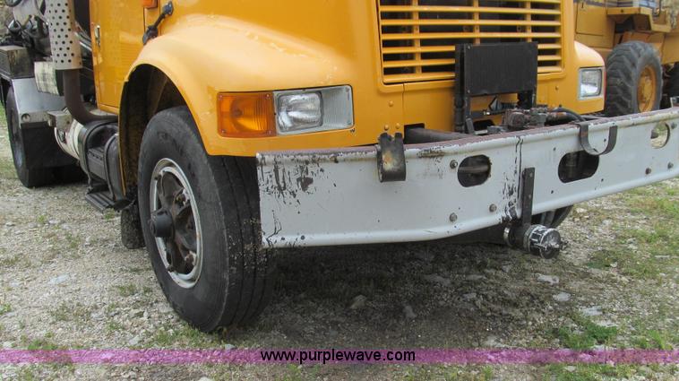 image for item E3970 1996 International 4900 oil distributor truck
