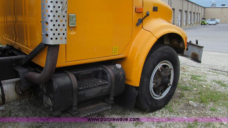 image for item E3970 1996 International 4900 oil distributor truck