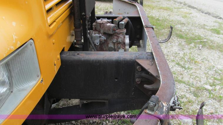 image for item E3970 1996 International 4900 oil distributor truck