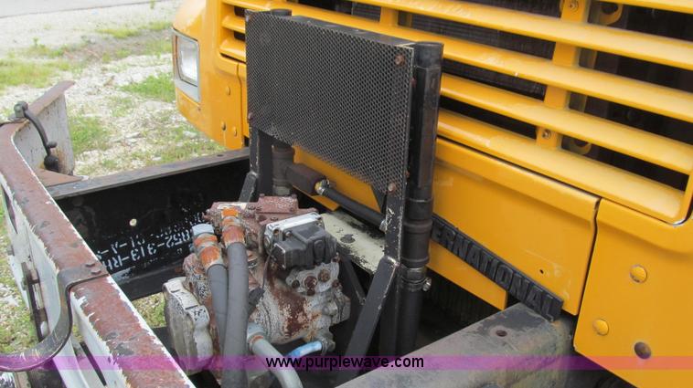 image for item E3970 1996 International 4900 oil distributor truck