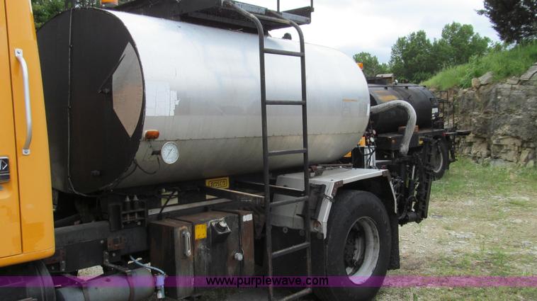 image for item E3970 1996 International 4900 oil distributor truck