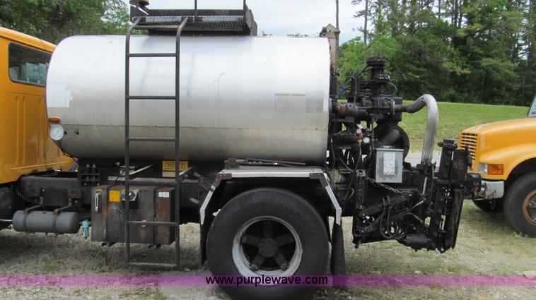 image for item E3970 1996 International 4900 oil distributor truck