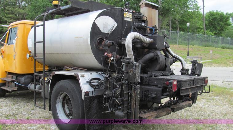 image for item E3970 1996 International 4900 oil distributor truck