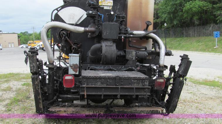 image for item E3970 1996 International 4900 oil distributor truck