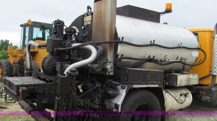 image for item E3970 1996 International 4900 oil distributor truck