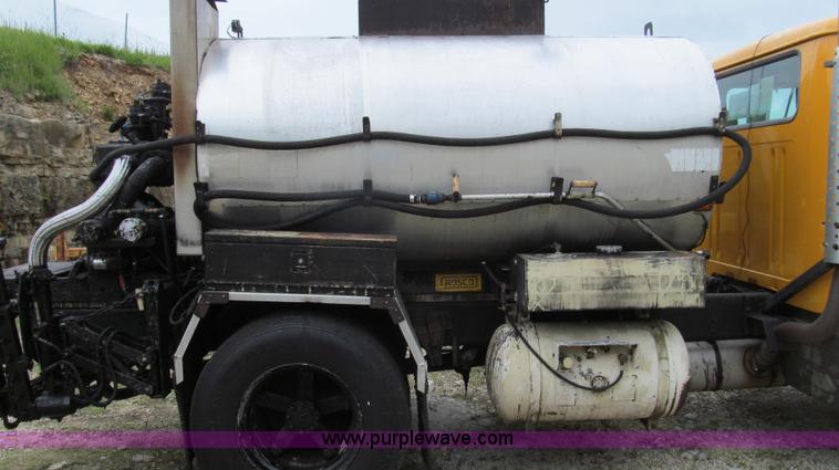 image for item E3970 1996 International 4900 oil distributor truck