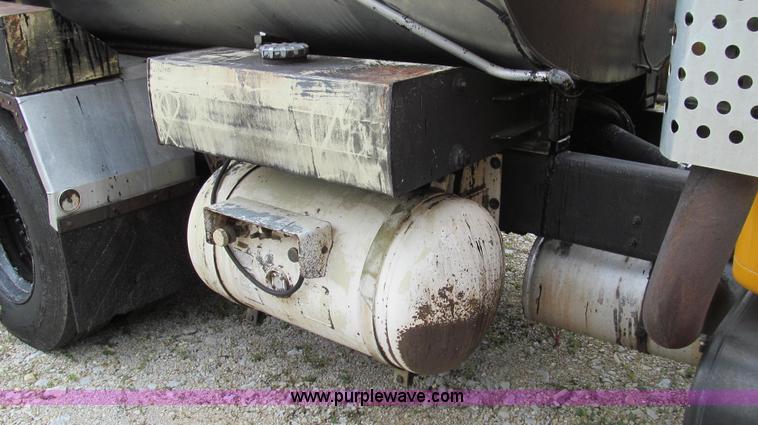 image for item E3970 1996 International 4900 oil distributor truck