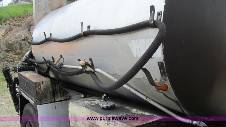 image for item E3970 1996 International 4900 oil distributor truck