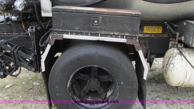 image for item E3970 1996 International 4900 oil distributor truck