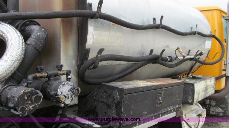 image for item E3970 1996 International 4900 oil distributor truck